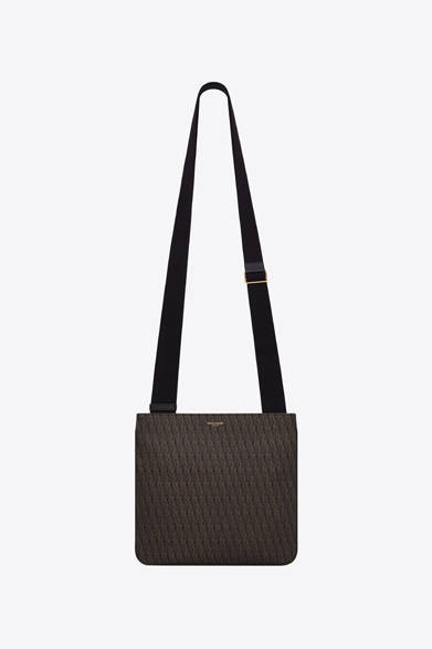 <strong>SAINT LAURENT｜新トラベルライン「MONOGRAM」登場 </strong>　クラシック フラット メッセンジャーバッグ 6万5000円