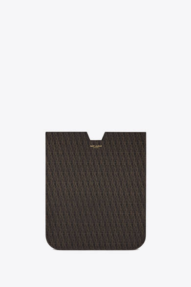 <strong>SAINT LAURENT｜新トラベルライン「MONOGRAM」登場 </strong>　クラシック モノグラム IPAD スリーブ 2万9000円