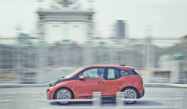 起動させても、PCとおなじぐらい静かですね。そしてアクセルペダルを踏むと、じつにスムーズに動き出します、と岡田氏