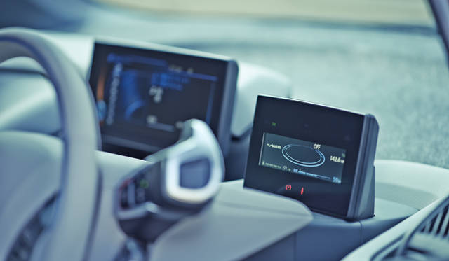 従来のクルマにあるアナログ機器は一切排除され、デジタル液晶モニターふたつが用意されたコックピット