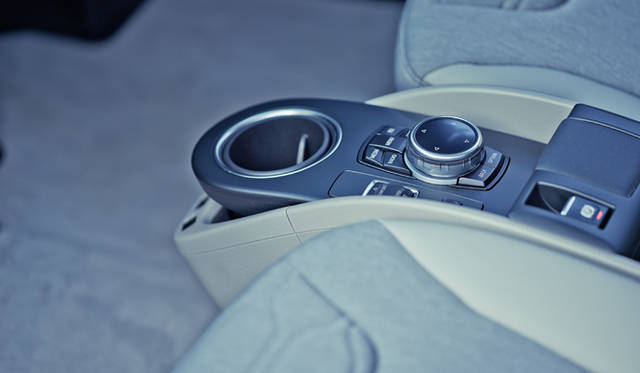 BMW i3は、クルマの前方に配置していたエンジンを必要としなくなったことで、これまでキャビンの足下を分断していたセンタートンネルも同時に消滅。より広い空間を手に入れた