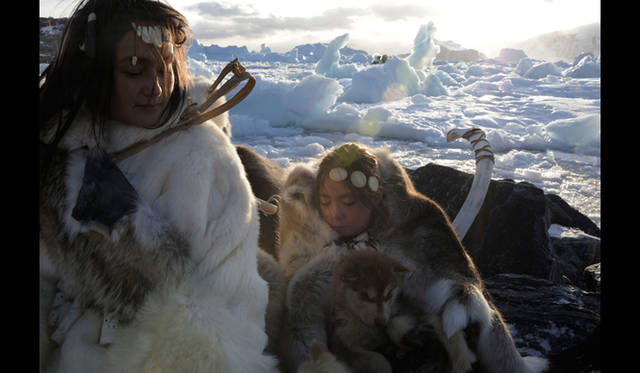 <strong>ART｜京都を舞台にした『KYOTOGRAPHIE 国際写真フェスティバル』今年も開催</strong>　Shadows of change - Uummannaq, Greenland - 10/21/09 © Stanley Greene/NOOR