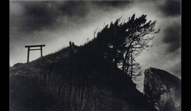 <strong>ART｜京都を舞台にした『KYOTOGRAPHIE 国際写真フェスティバル』今年も開催</strong>　Headland, Torii on the Cliff © Akiko Takizawa