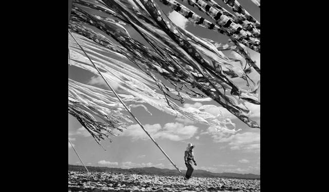<strong>ART｜京都を舞台にした『KYOTOGRAPHIE 国際写真フェスティバル』今年も開催</strong>　Silk Drying 2,Kyoto, Japan 1951 © Werner Biscof/Magnum Photos