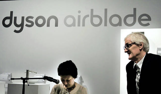 <strong>Dyson｜ダイソン</strong>　ジェームズ・ダイソン氏が新製品「ダイソン エアブレード ハンドドライヤーシリーズ」を語る