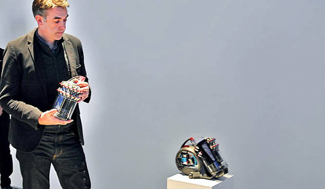 <strong>Dyson｜ダイソン</strong>　掃除機の性能テストおこなう、ダイソンのアレックス・ノックス氏