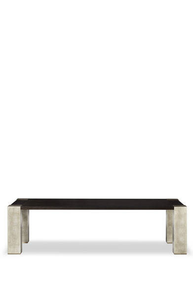 リネンの布に銀箔を用いた独特な仕上げをほどこしたテーブル　©Fabrizio Marco Nannini 