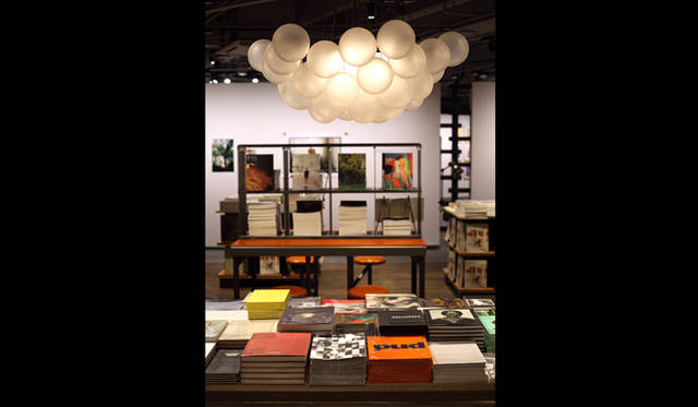 流通が少なく、希少性の高い写真集や小物を集めたブックショップ