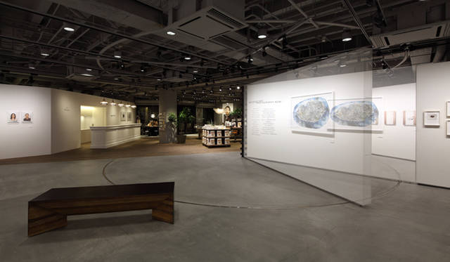 敷地の斜め対角に沿ってスケールの大きな流れを配置。3つの空間をゆるやかにゾーニング。目的に応じてさまざまなレイアウトが実現できるように、意匠と機能を両立させた