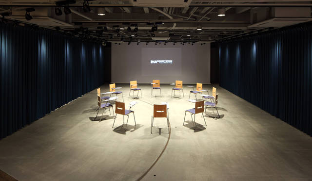 壁を転回させることによって空間が一変する