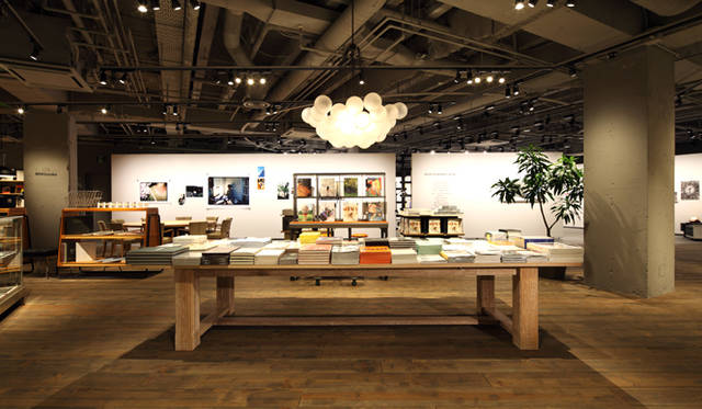 家にいるような感覚を意識し、場所によってテーブルの高さを微妙に変化させた