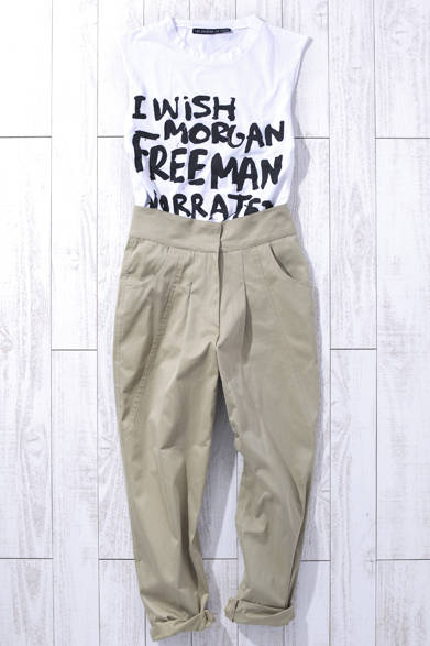 WOMENS｜ハイウエストで、タックが入ったコットンパンツ。テーパードのかかった旬なデザインで、シルエットは女性らしくはきこなせるのが魅力。コットンタックパンツ3万円（Les Prairies De Paris）<br />※税抜き価格