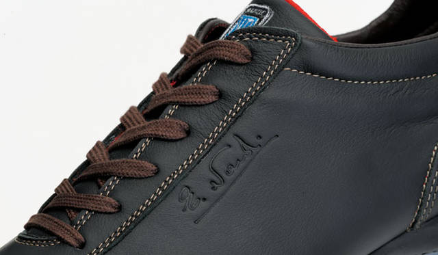 ステアリングの代名詞ともいえるイタリアの名門ブランド「NARDI」が手がけたドライビングシューズ「カーフレザードライビングシューズ」。NARDI社とイタリアの老舗靴メーカーとのコラボレーションで実現した特別なドライビングシューズで、表地はNARDIステアリングにも使用されているスムースレザーを使用。ソール部はドライビングやタウンユースにも履きこなせるしなやかさと、適度な厚みをもたせたオールラウンド仕様。NARDI カーフレザードライビングシューズ 3万8880円（税込）