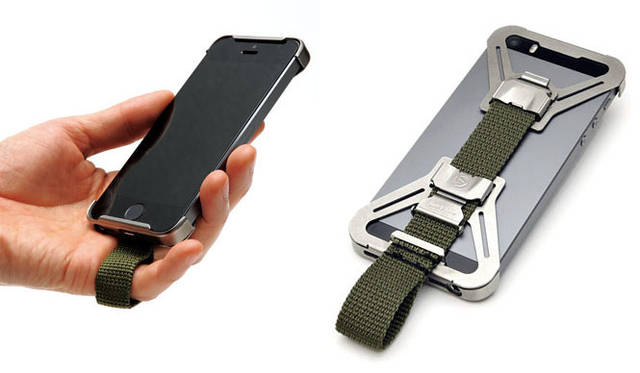 衝撃やキズからiPhoneを保護するケースとは一線を画し、持ちやすさ、使いやすさを徹底追求した新ジャンルの金属製iPhoneケース。耐久性の高いステンレスを一つひとつ精密板金職人の手で機械加工をほどこして製作される限定生産品で、Flipベルトに小指を通しての安定したホールド感は抜群。Daga iPhone5/5Sケース 9180円（税込）