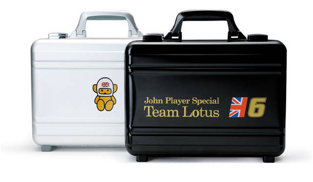 1972年のメインスポンサー就任以来、ロータスそのもののイメージとなったJohn Player Special仕様と、1973年イギリスの貴族ヘスケス卿によって設立されマスコットとなった“ヘスケスベアー”が人気となったヘスケスレーシング仕様のアルミニウム製アタッシェケース。PLANEX COLLECTION「JPS & HESKETHアタッシェケース」各3万857円（税込）
