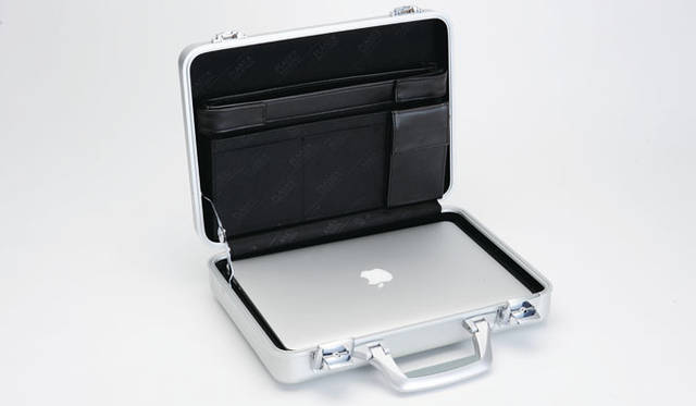 13インチのMacbookがぴったり入る。PLANEX COLLECTION「JPS & HESKETHアタッシェケース」各3万857円（税込）