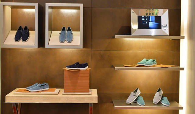 <strong>TOD’S｜トッズ</strong>　ミラノスピガ本店 店内ディスプレイ