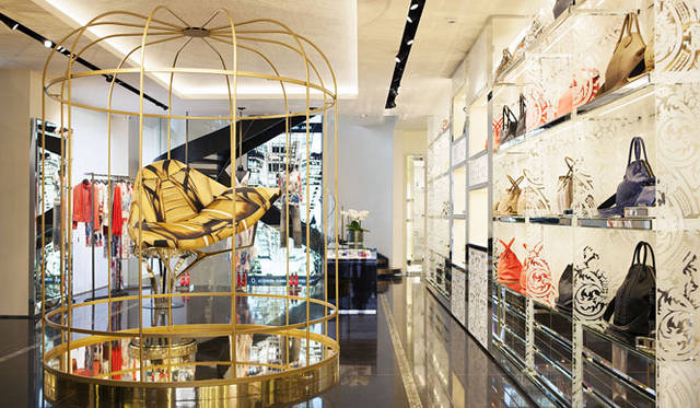 ロベルト カヴァリ世界最大のブティック（Via Montenapoleone 6）