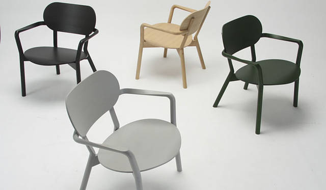 <strong>KARIMOKU NEW STANDARD｜カリモク ニュー スタンダード</strong>　新作プロトタイプ「CASTOR LOW CHAIR」（デザイン：BIG-GAME）<br />スイスの伝統的なカフェの椅子がもつ人間工学的な特徴を受け継いだキャストールチェアがベース。軽く、コンパクトで座り心地がよく、低い座面と広い背もたれが、この椅子をさまざまなシーンでくつろぎをもたらす個性的なラウンジチェアに。