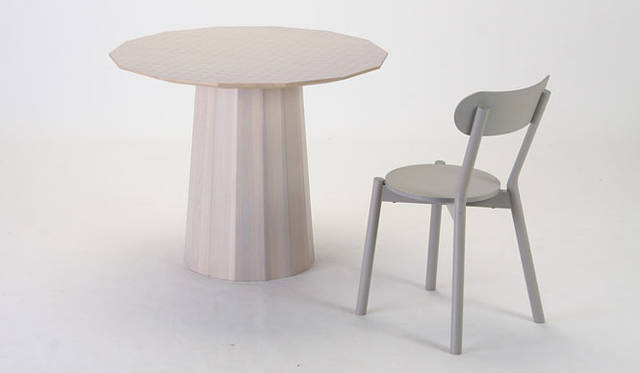 <strong>KARIMOKU NEW STANDARD｜カリモク ニュー スタンダード</strong>　新作プロトタイプ「COLOUR WOOD DINING 95」（デザイン：Scholten & Baijingus）<br />カラーウッドダイニングに2～4人で囲むのにちょうどよいコンパクトなサイズが登場。天板の小さなドットのグラフィックは、木の素材感との相互作用で、まるで透き通ったテーブルクロスがかかっているかのよう。