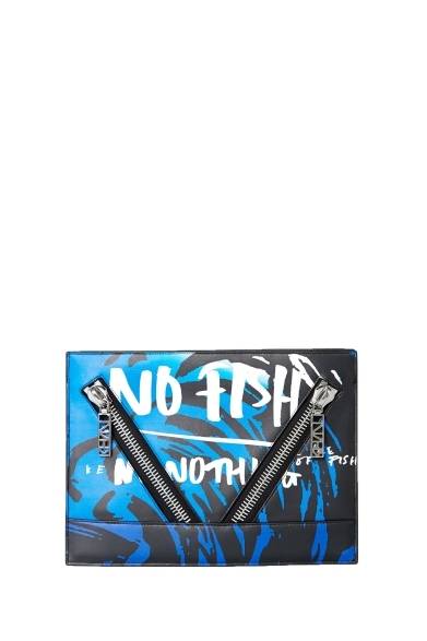 <strong>KENZO｜「NO FISH NO NOTHING」スペシャルアイテムを先行発売</strong><br /><br />クラッチバッグ<br />価格｜5万1000円<br /><br />伊勢丹新宿店<br />開催場所｜伊勢丹新宿店本館3階＝センターパーク／ザ・ステージ#3<br />開催期間｜4月16日（水）～4月22日（火）<br /><br />阪急うめだ本店<br />開催場所｜阪急うめだ本店3階Dエディット<br />プロモーションスペース<br />開催期間｜4月23日（水）～5月6日（火・祝）<br /><br />ブルーベル・ジャパン株式会社<br />Tel. 03-5413-1050