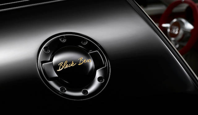 フューエルキャップに、Black Bessのシグネチャーが金文字であしらわれる