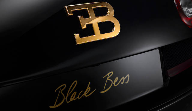 リアエンドにそなわる、創始者エットーレ・ブガッティのイニシャルにちなんだブランドロゴもゴールドだ