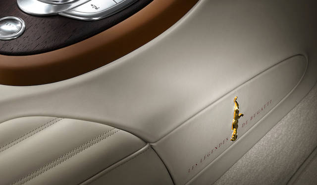 “ブガッティ レジェンド”共通のロゴもゴールドだ