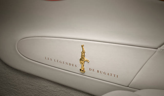 “ブガッティ レジェンド”共通のロゴもゴールドだ