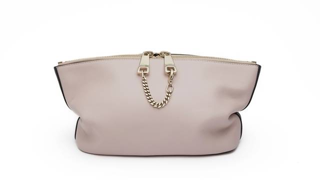 <strong>Chloé｜「メゾン ド リーファー」とコラボ、限定カラーの「ベイリー」登場</strong>　ベイリー ポーチ[H14.5×W28×D9cm]　6万2000円