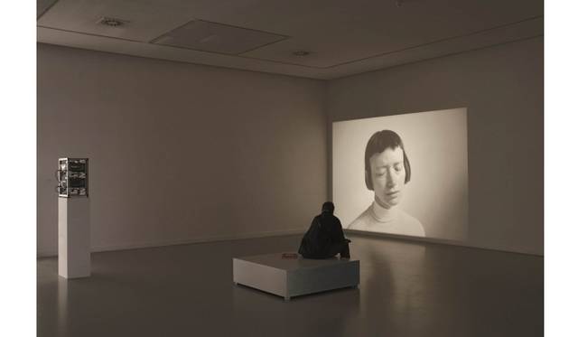 <strong>ART｜東京国立近代美術館で『映画をめぐる美術－マルセル・ブロータースから始める』展</strong>　アナ・トーフ《偽った嘘について》2000年[2007年、アントワープ現代美術館での展示風景]アントワープ現代美術館蔵Courtesy Museum of Contemporary Art, Antwerp (M HKA)　© photo: Ana Torfs