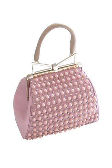 <strong>Valmuer｜新スタイル・コンセプトストア「ヴェルムーア」が表参道にオープン</strong><br /><br />サラ バッタリ<br />バッグ　19万5000円<br /><br />オープン日｜4月20日（日）<br />営業時間｜11:00～20:00<br />定休日｜年始のみ<br />東京都渋谷区神宮前5-2-7 表参道オーサキビル2階<br />Tel. 03-6427-2818（4月20日より開通）