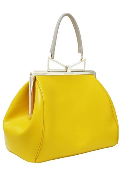 <strong>Valmuer｜新スタイル・コンセプトストア「ヴェルムーア」が表参道にオープン</strong><br /><br />サラ バッタリア<br />バッグ　15万8000円オープン日｜4月20日（日）<br />営業時間｜11:00～20:00<br />定休日｜年始のみ<br />東京都渋谷区神宮前5-2-7 表参道オーサキビル2階<br />Tel. 03-6427-2818