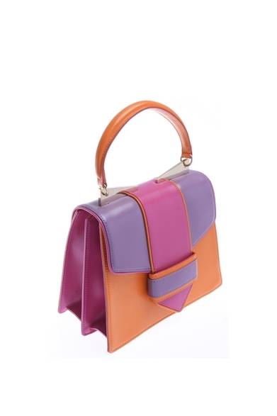 <strong>Valmuer｜新スタイル・コンセプトストア「ヴェルムーア」が表参道にオープン</strong><br /><br />サラ バッタリア<br />バッグ　17万8000円<br /><br />オープン日｜4月20日（日）<br />営業時間｜11:00～20:00<br />定休日｜年始のみ<br />東京都渋谷区神宮前5-2-7 表参道オーサキビル2階<br />Tel. 03-6427-2818（4月20日より開通）