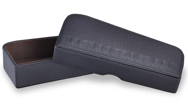 国産ディアスキン（鹿革）「モア・トゥリーズ レザー」を使用したケース。ピアノがデザインのモチーフとなっている