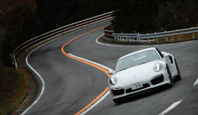 03_porsche_turbo_s_991 0-100km/h加速3.1秒の猛ダッシュを可能とする560psのエンジンパワーはときに恐怖感を覚えるほどの動力性能を示す