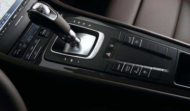 09_porsche_turbo_s_991 トランスミッションは7段オートマチック(PDK)がそなわる