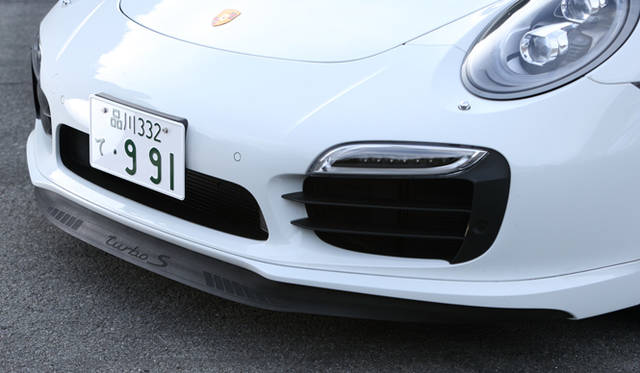 17_porsche_turbo_s_991 フロントバンパー下部に内蔵されるチンスボイラーは、時速120km以上で自動で展開し、ダウンフォースを発生させる。80km/h以下まで減速すると自動格納される