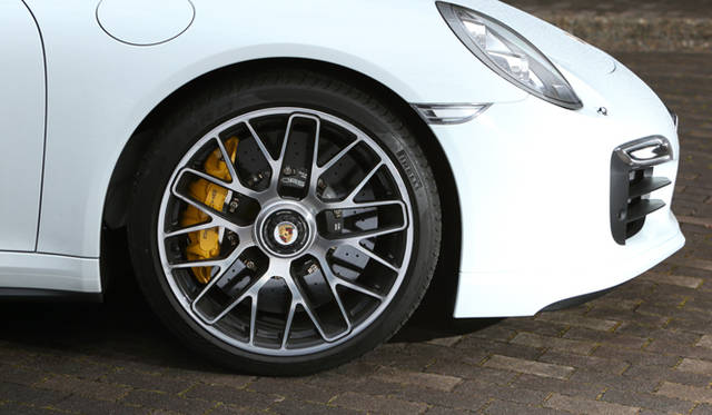 22_porsche_turbo_s_991 タイヤは前が245/35ZR20、後が305/30ZR20を履く