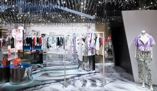 <strong>3.1 Phillip Lim｜3.1 フィリップ リム</strong>　伊勢丹新宿店のコンセプトストアにて「リンダ・ファロー」コラボサングラス先行発売<br /><br />4月16日（水）よりスタートする「3.1 フィリップ リム マイクロコズム」第二弾のテーマは“ネイチャー”