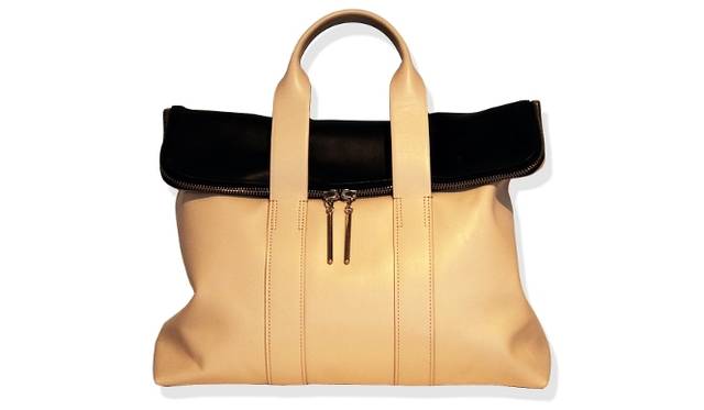 <strong>3.1 Phillip Lim｜3.1 フィリップ リム</strong>　伊勢丹新宿店のコンセプトストアにて「リンダ・ファロー」コラボサングラス先行発売<br /><br />バッグ「31 HOUR BAG」 9万6000円（税別）