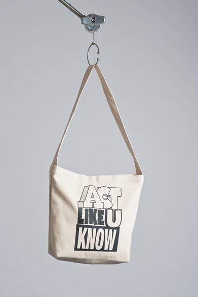 <strong>ERIC ELMS in collaboration with JUN｜エリック エルムズ</strong>　タイポグラフィ ショルダーバッグ 2800円（税抜）