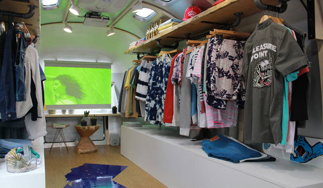 車内ではコンセプトムービーを上映しながら、最新の「ニュー カリフォルニアコレクション」「コミューター」「コミューター シティ コレクション」などを展示