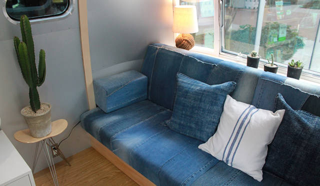 リユースデニムを使用したソファ