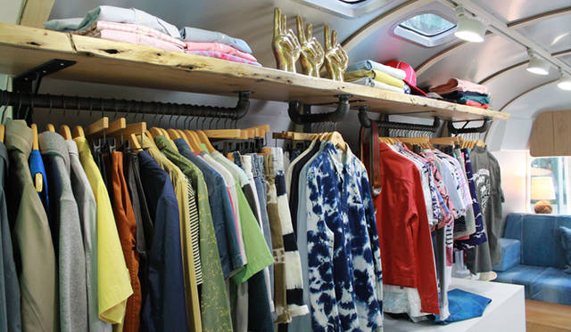 木製の什器やユニークなオブジェなど、リーバイス®らしいカリフォルニアのムードが漂う