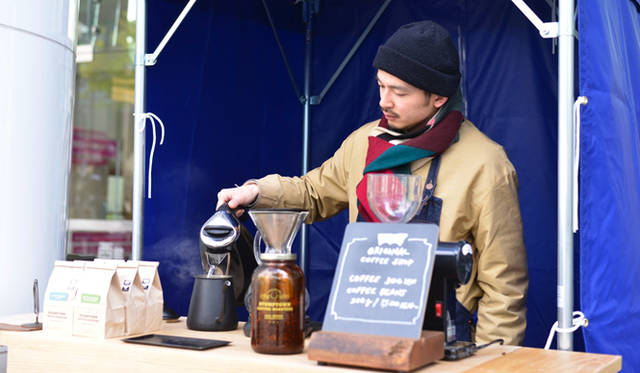 コーヒーが有名なカリフォルニアにちなみ、今回のためにオリジナルでブレンドしたコーヒーも提供。一杯300円（なくなり次第終了）