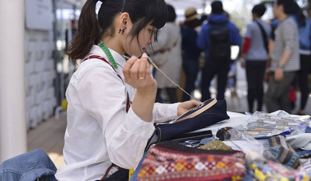 高い技術をもった職人のステッチングが披露される