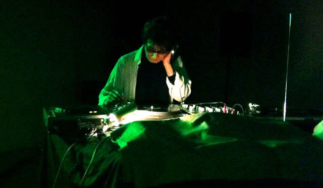 阿木譲│AGI Yuzuru<br />レコードプロデューサー、エディター、音楽評論家，DJ。1946年4月14日、大阪府生まれ。1976年に『rock magazine』を創刊、1978年に自主制作レーベル「Vanity」を設立。尖端音楽愛好家から熱狂的な支持を獲得。2013年12月に秋山伸とアートジン『0g』を創刊。