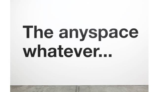 <strong>ART｜『幸福はぼくを見つけてくれるかな？－石川コレクション（岡山）から10の作家』</strong>　リアム・ギリック《任意空間》テキスト、ビニール2004©Liam Gillick, Courtesy the artist and TARO NASUphoto: KIOKU Keizo