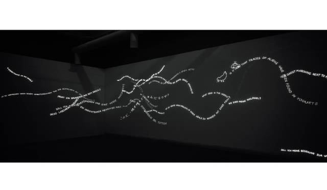 <strong>ART｜『幸福はぼくを見つけてくれるかな？－石川コレクション（岡山）から10の作家』</strong>　ペーター・フィッシュリ ダヴィッド・ヴァイス《無題》スライドプロジェクション1981-2001©Peter Fischli David Weiss, Zürich 2014, Courtesy Sprüth Magers Berlin London, Matthew Marks Gallery, New York, Galerie Eva Presenhuber, Zürich Installation view from Venice biennial, 2003